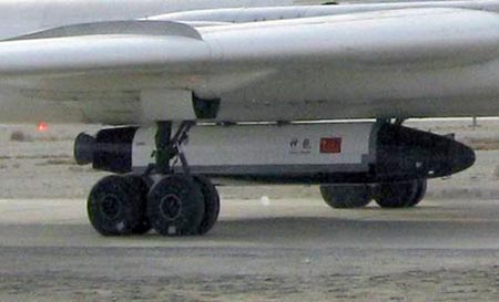 Một bức ảnh được cho là chụp tàu vũ trụ Shenlong được đặt trên một máy bay ném bom Xian-6.